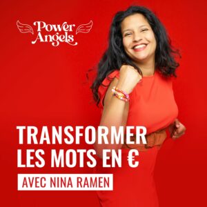 Photo vignette Podcast Transformer les mots en € par Nina Ramen, elle lève le poing sur fond rouge Céline Nieszawer