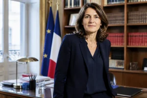 Portrait de femme politique française dans un bureau officiel parisien, lumière institutionnelle froide