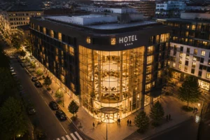 Hall lumineux d'un hôtel urbain moderne avec réception et clients en arrière-plan