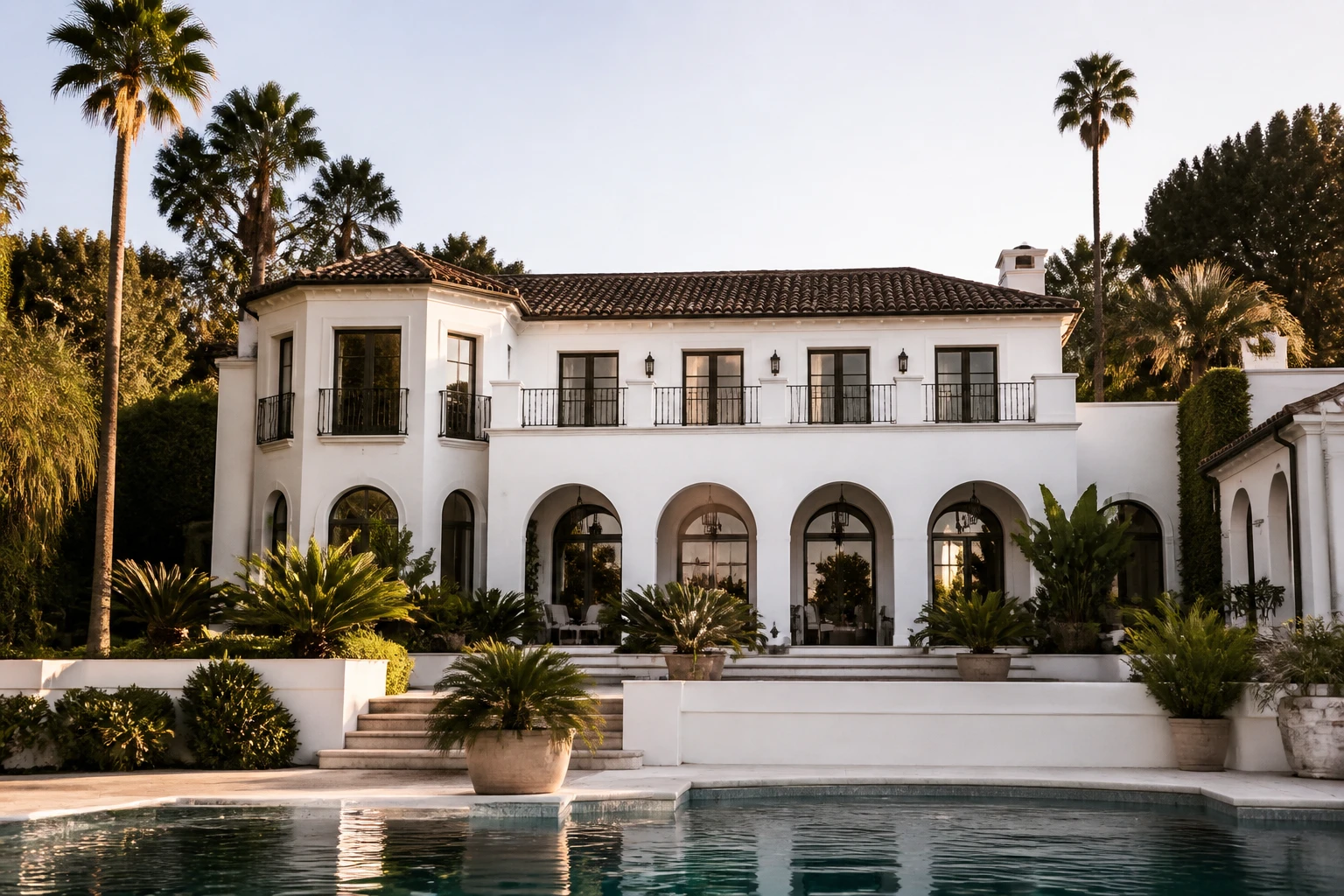 Villa de luxe à Beverly Hills illustrant le patrimoine familial associé à l'affaire Menendez
