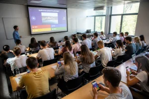 Étudiants répondant à un quiz Wooclap sur smartphone en classe